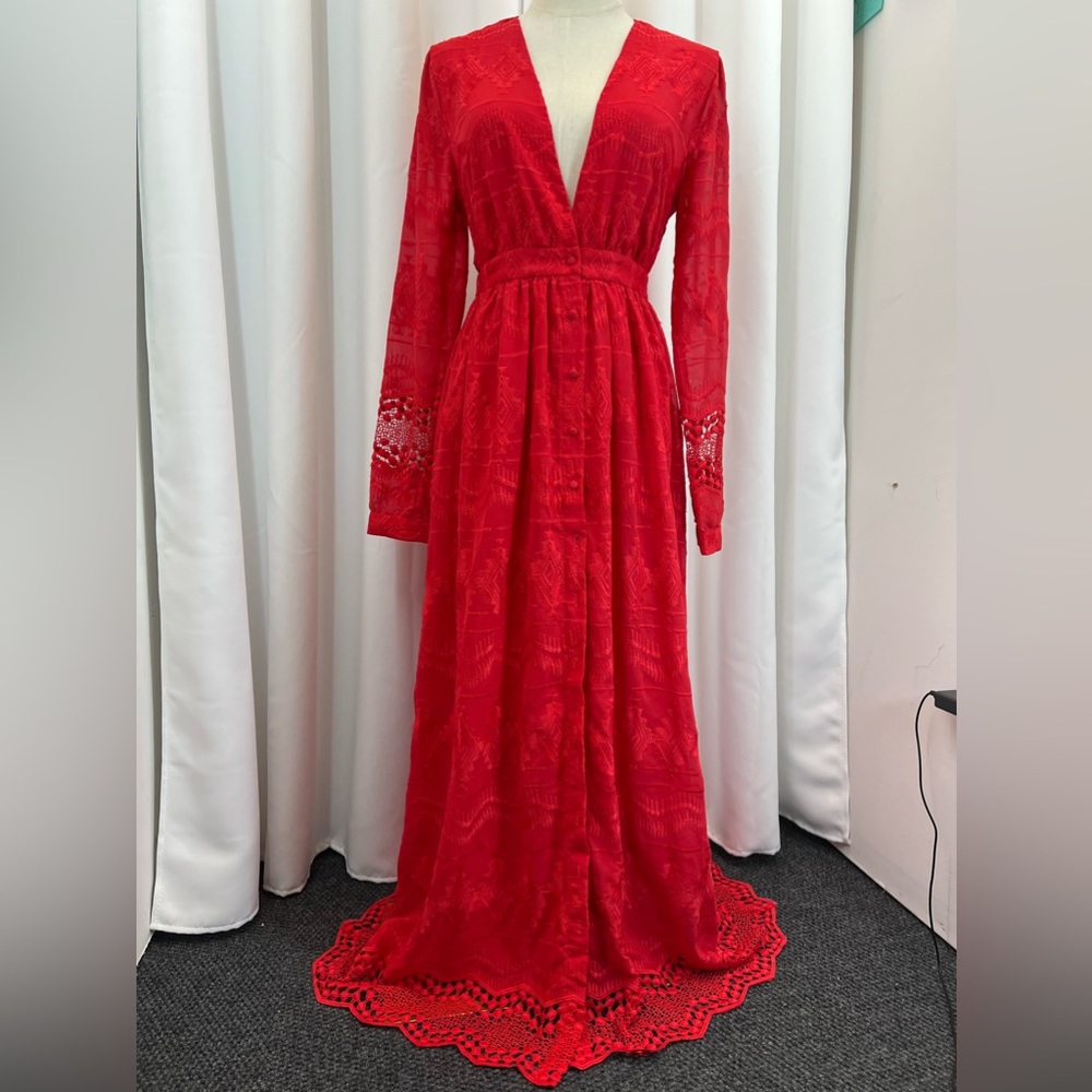 Red maxi dress sheet material body line except for arm.